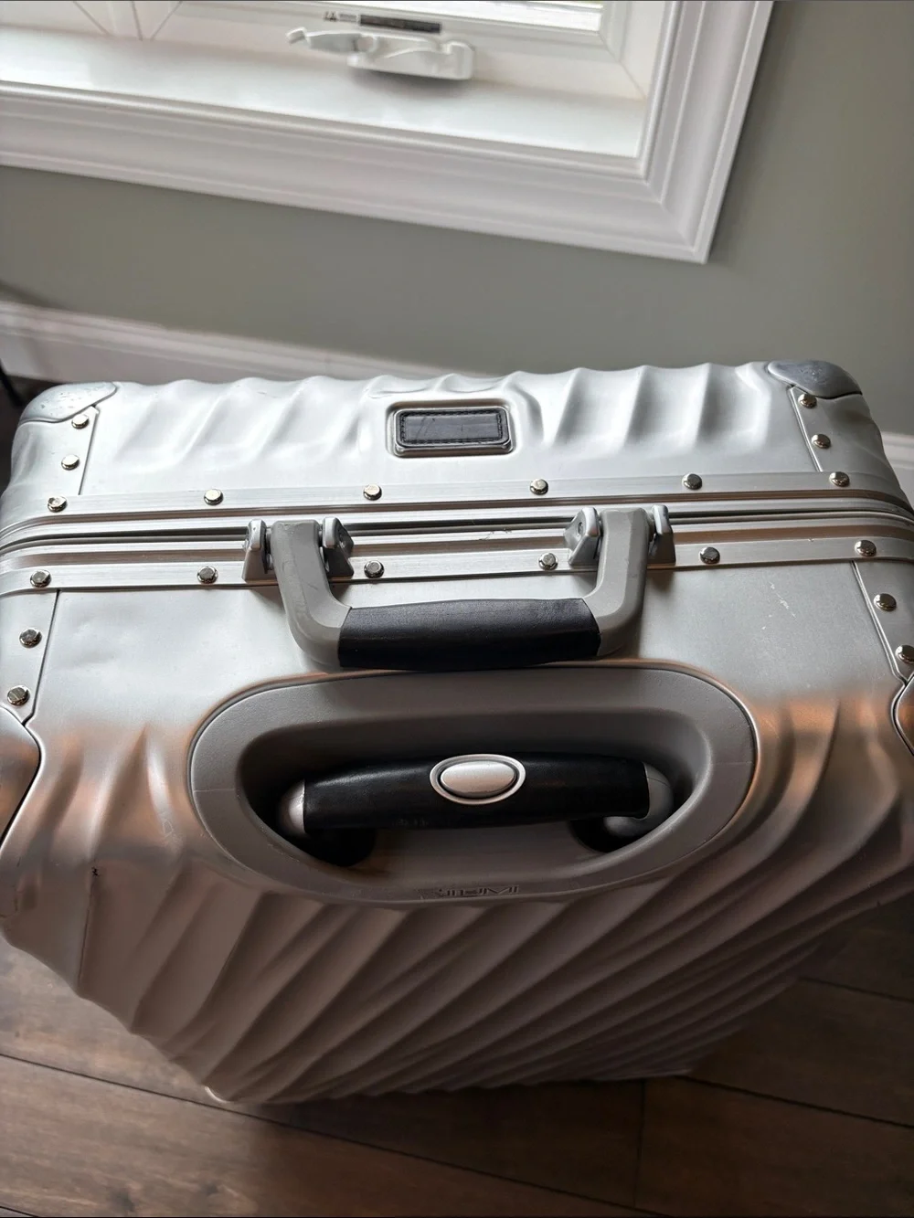 Tumi Silver Hard-Shell Spinner Luggage 25” Short Trip Packing Case Suitcase